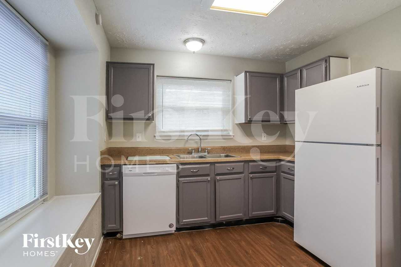 22219 Diane Dr - Photo 4 of 15