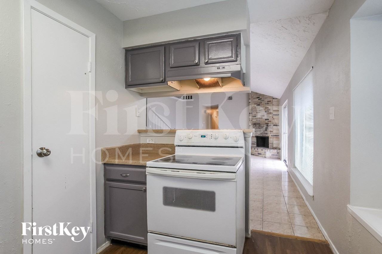 22219 Diane Dr - Photo 5 of 15