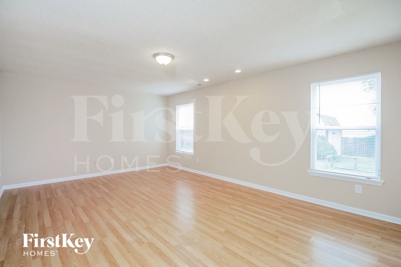 220 Woodstream Ct - Photo 4 of 16