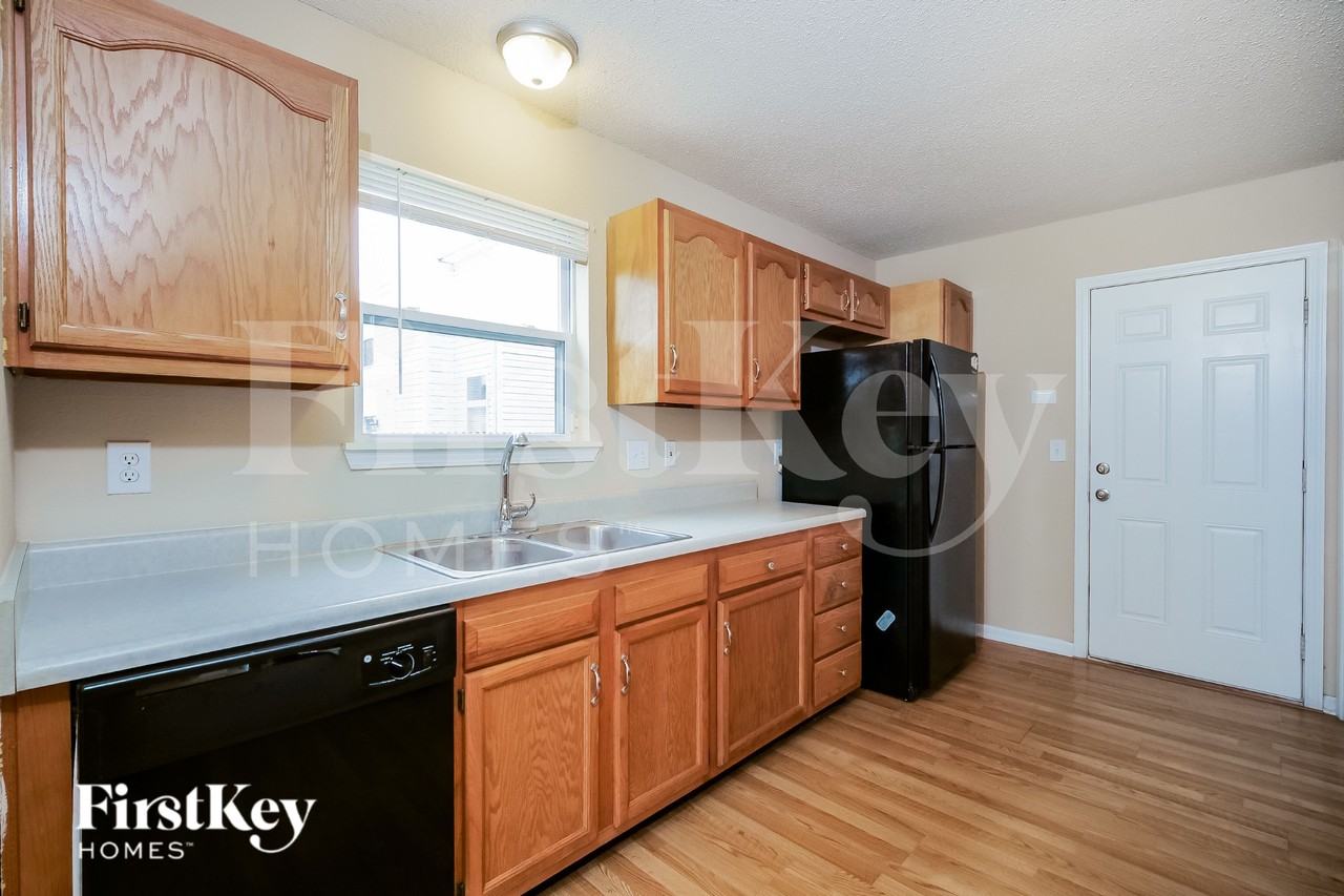 220 Woodstream Ct - Photo 7 of 16