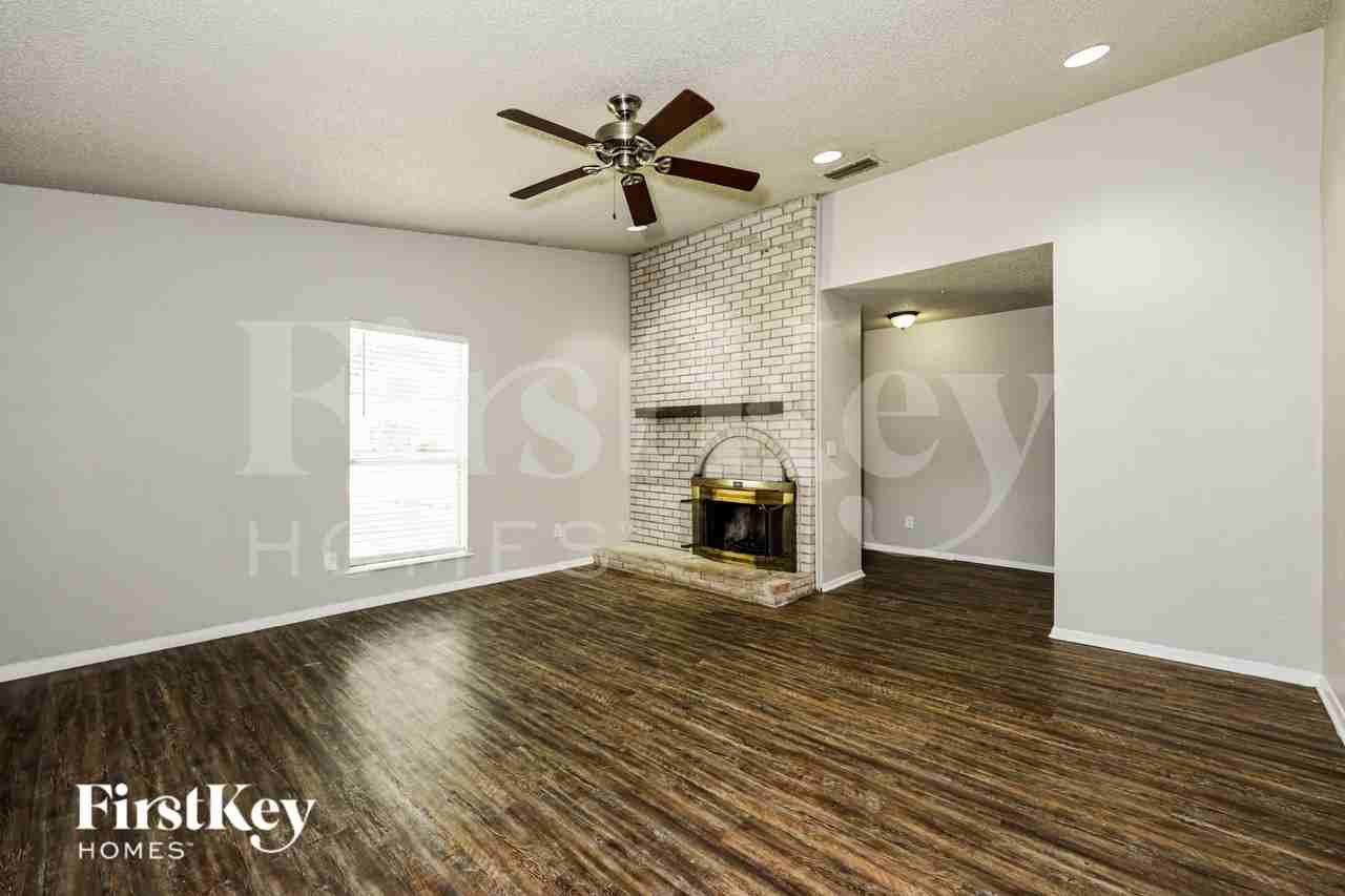 218 Longshadow - Photo 2 of 16