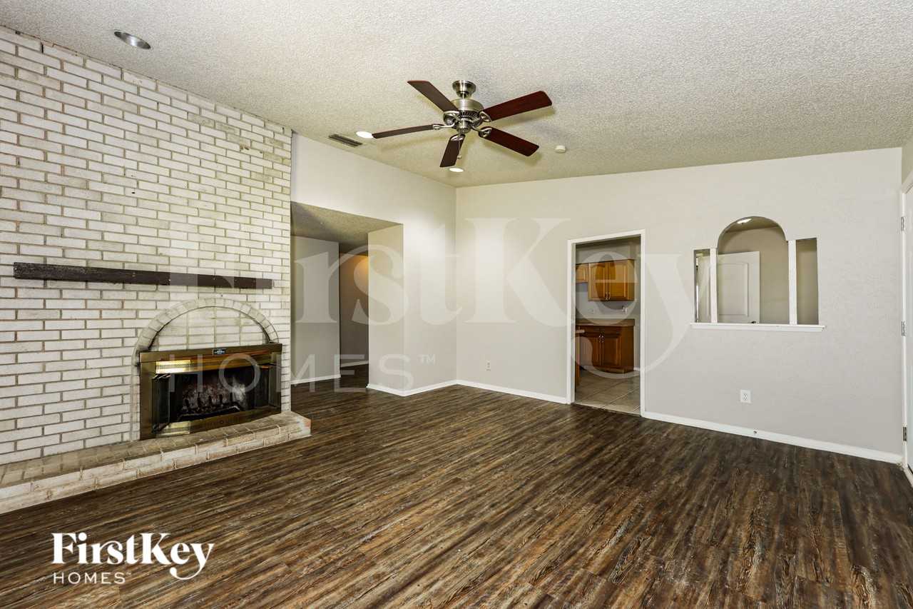 218 Longshadow - Photo 3 of 16