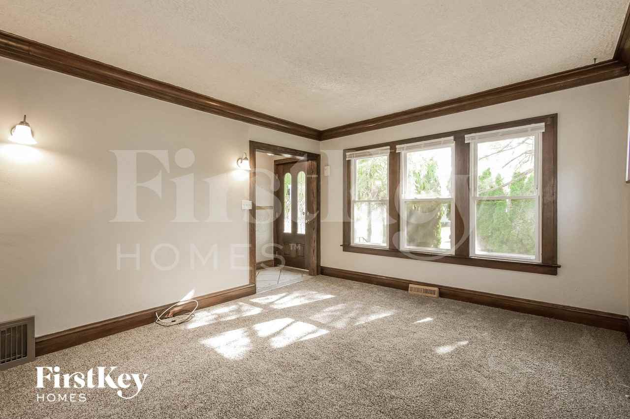 216 South Elmwood Avenue - Photo 3 of 15