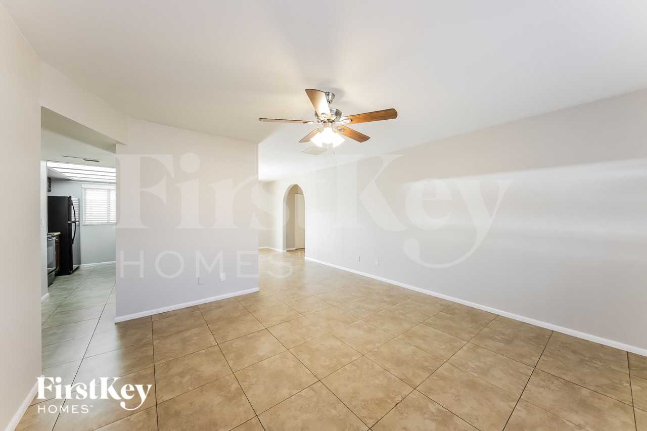 2121 W Wickieup Ln - Photo 2 of 16