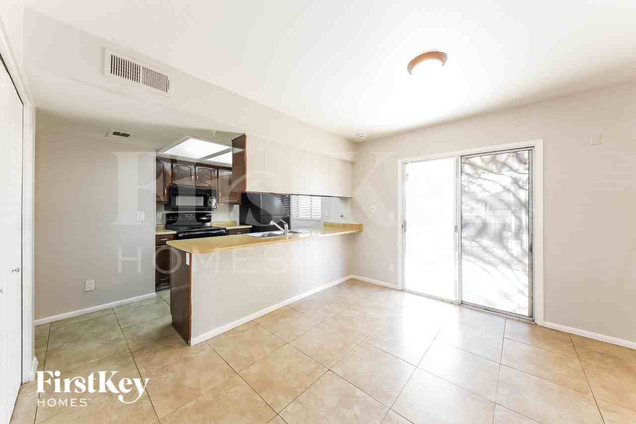 2121 W Wickieup Ln - Photo 4 of 16