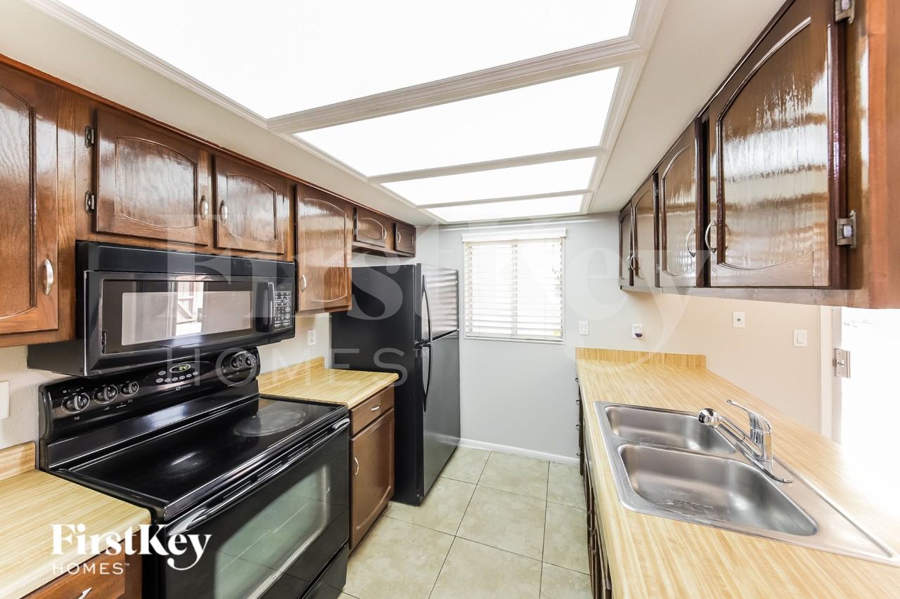 2121 W Wickieup Ln - Photo 5 of 16