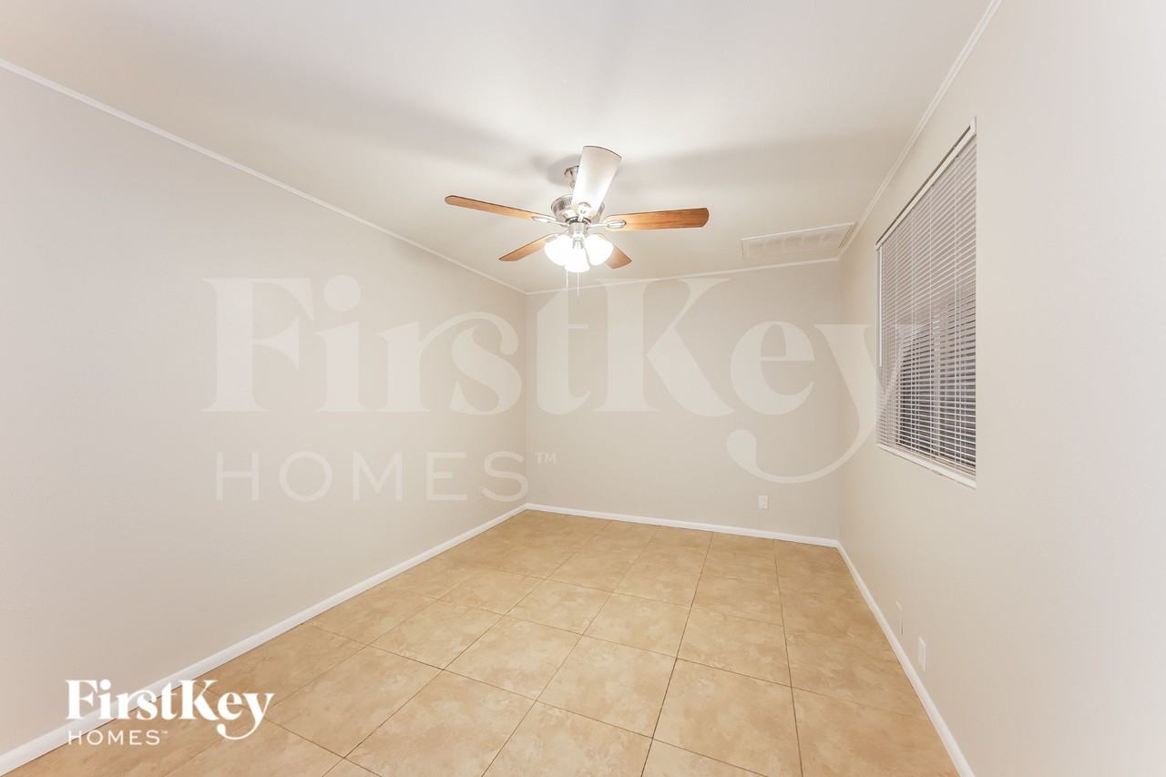 2121 W Wickieup Ln - Photo 6 of 16