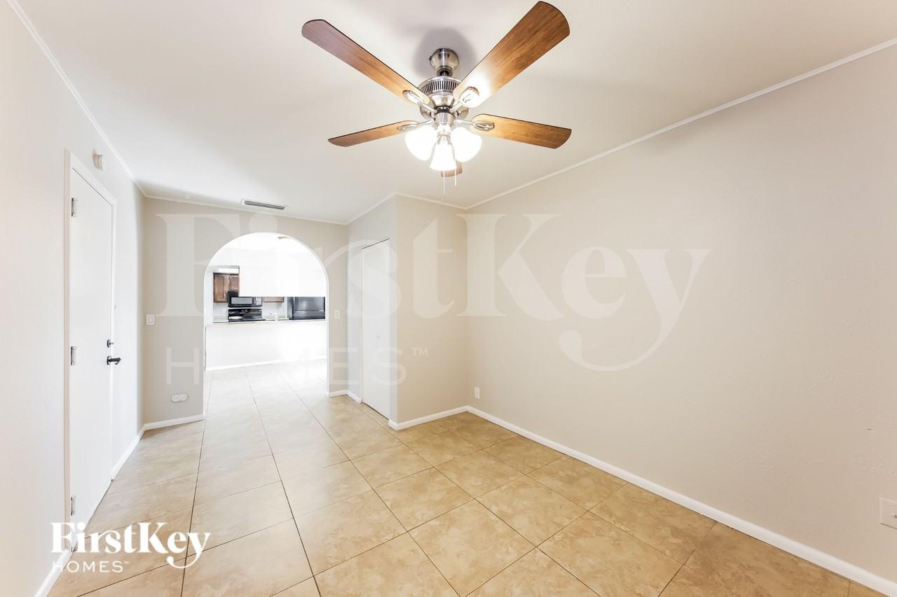 2121 W Wickieup Ln - Photo 7 of 16