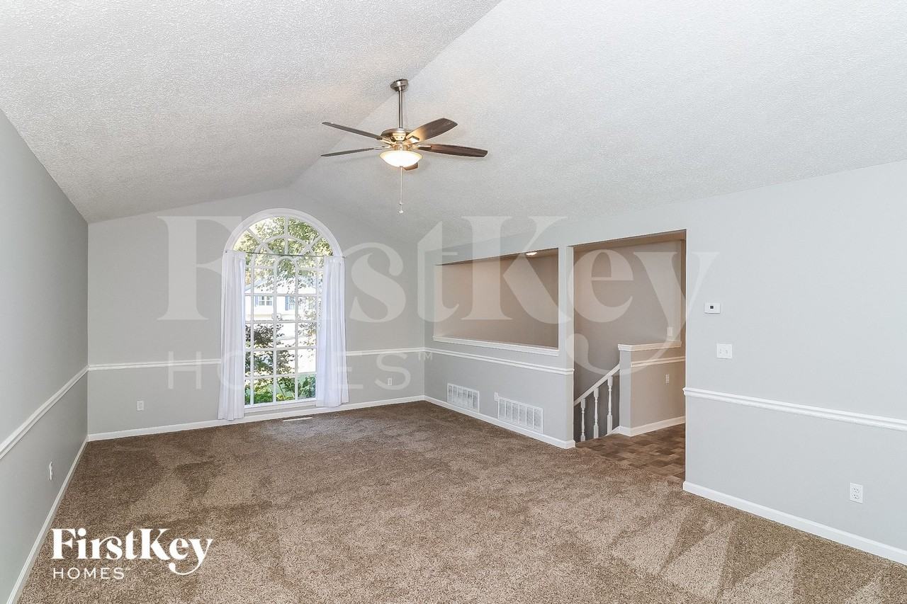 206 Whitney Ln - Photo 3 of 15