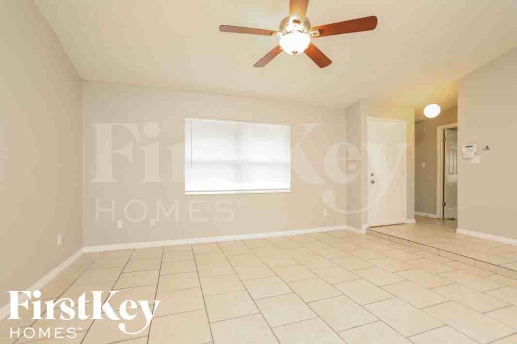 2045 Houndslake Dr - Photo 3 of 15