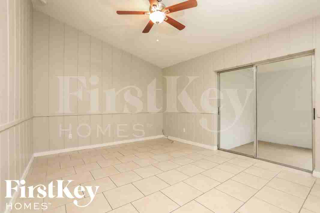 2045 Houndslake Dr - Photo 4 of 15