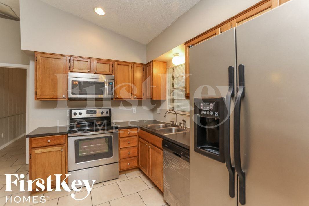 2045 Houndslake Dr - Photo 6 of 15