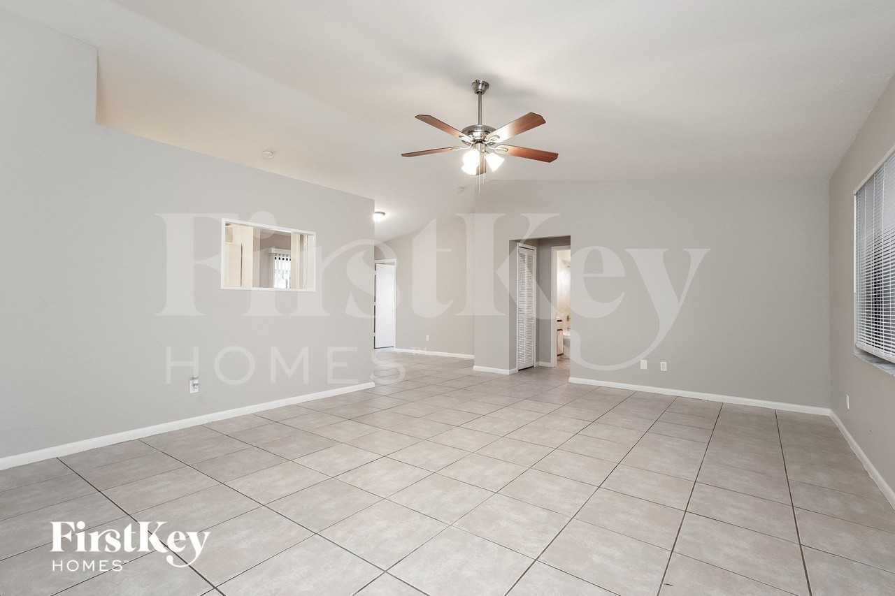 2022 Nw 9th St - Photo 2 of 15