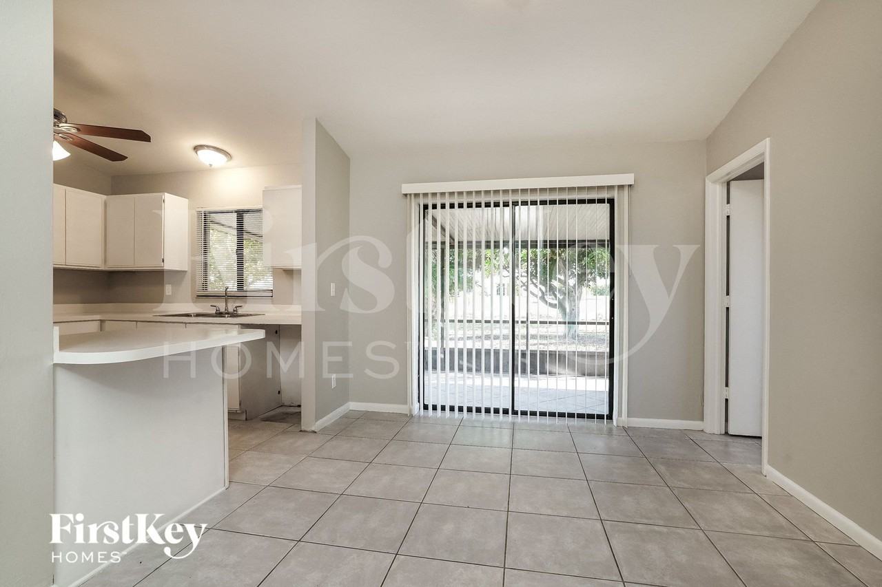 2022 Nw 9th St - Photo 4 of 15