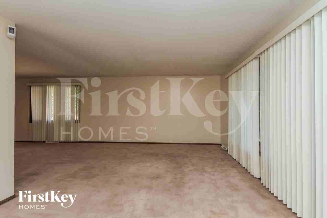 18428 Lange Street - Photo 4 of 16