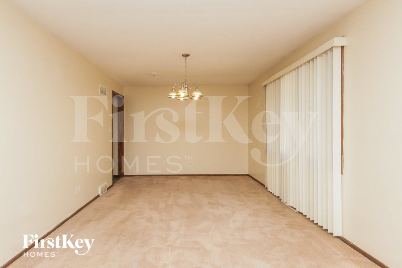 18428 Lange Street - Photo 5 of 16