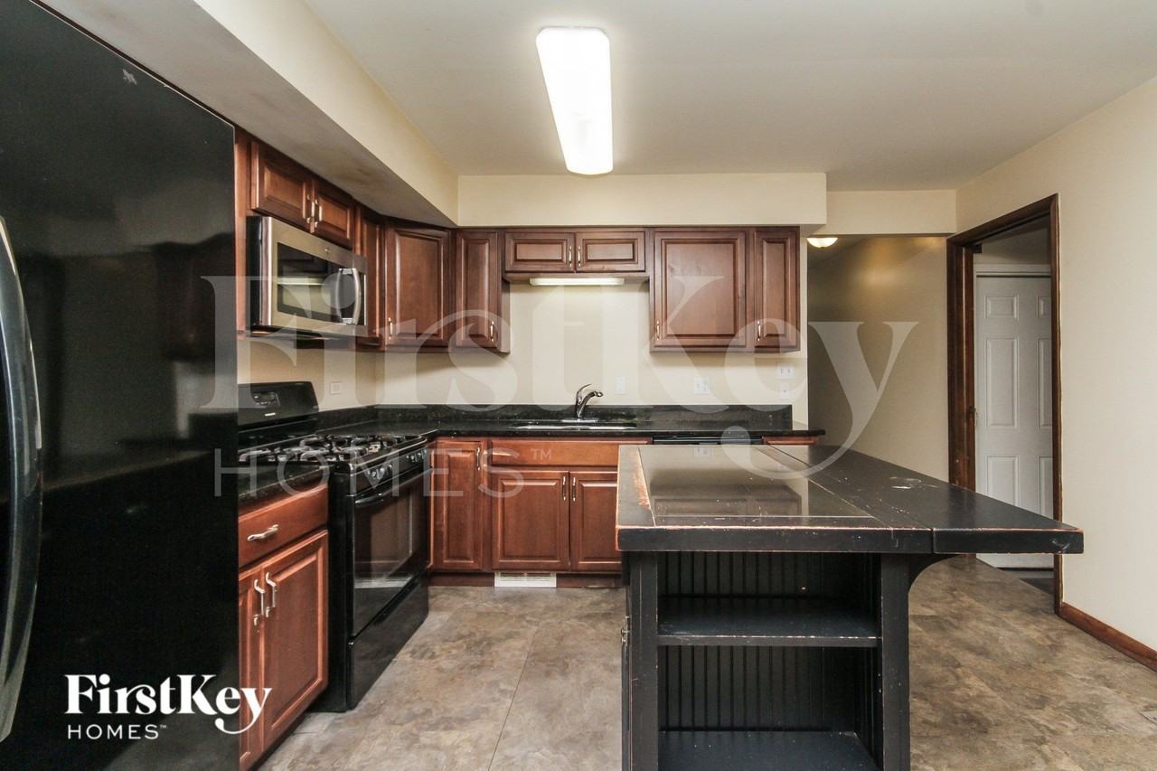 18428 Lange Street - Photo 7 of 16