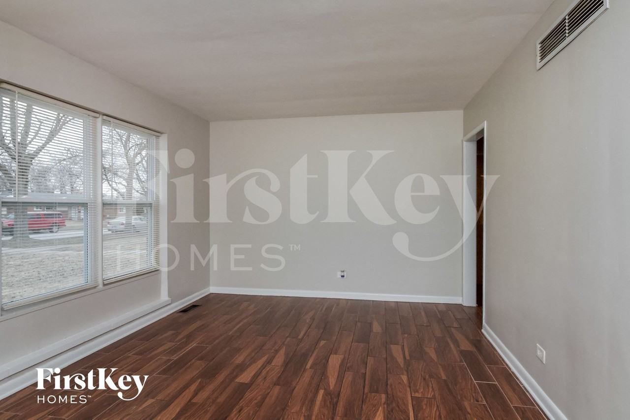 17941 Wildwood Ave - Photo 3 of 15