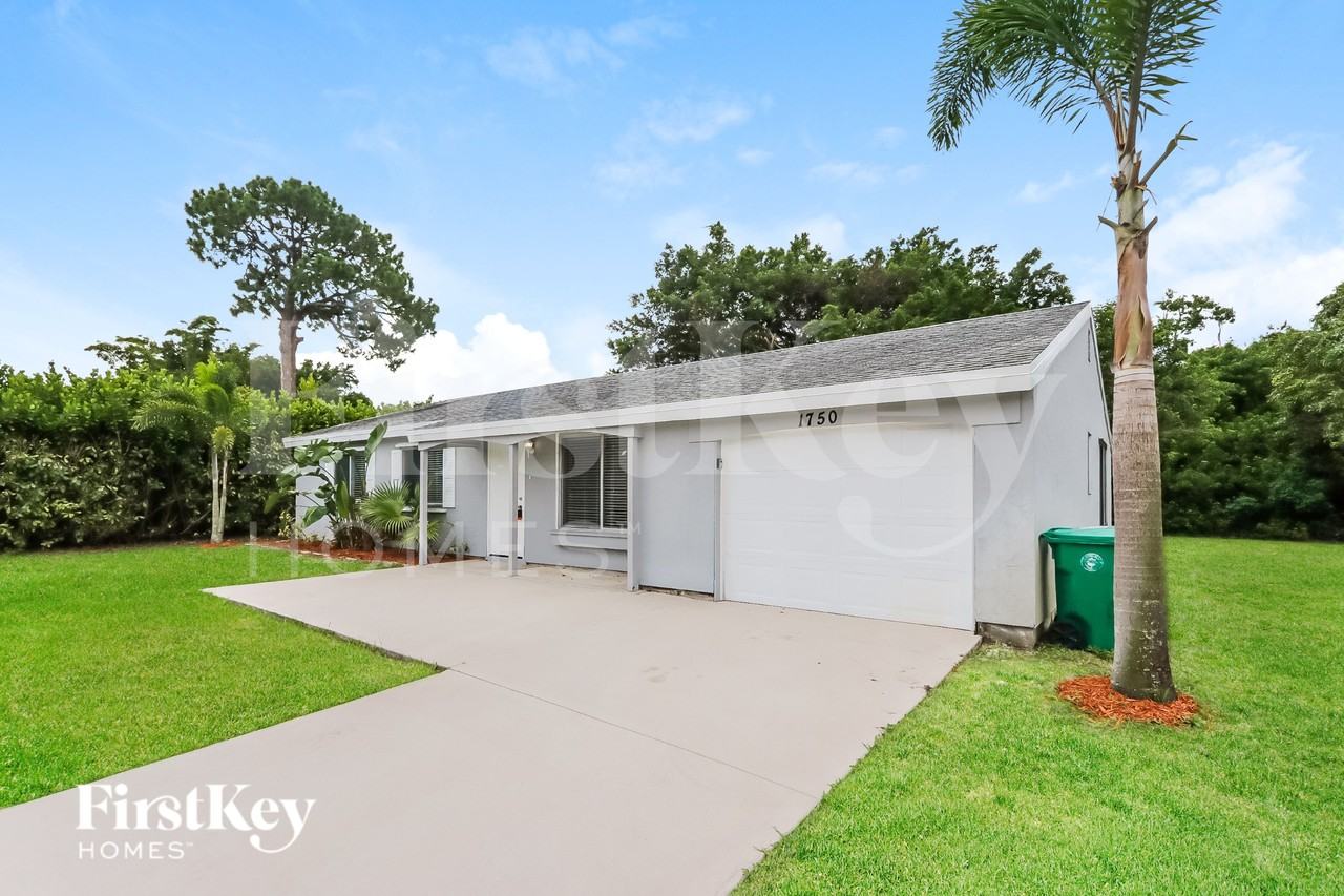 1750 Southeast Elkhart Terrace - Photo 3 of 16