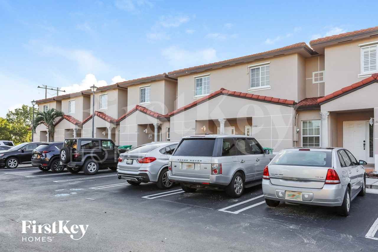 17166 Swcourt - Photo 2 of 15