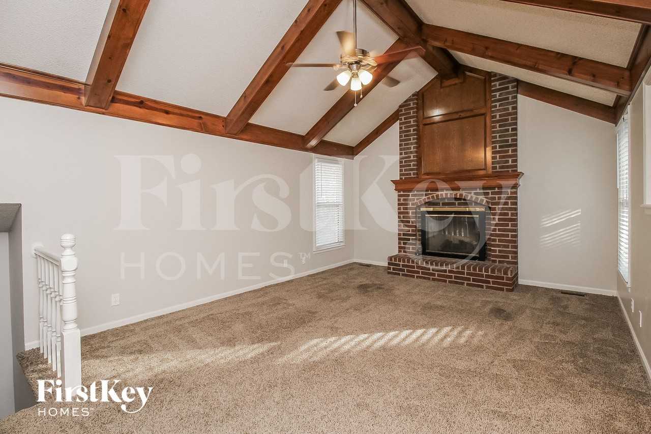 1715 Regency Dr - Photo 2 of 15