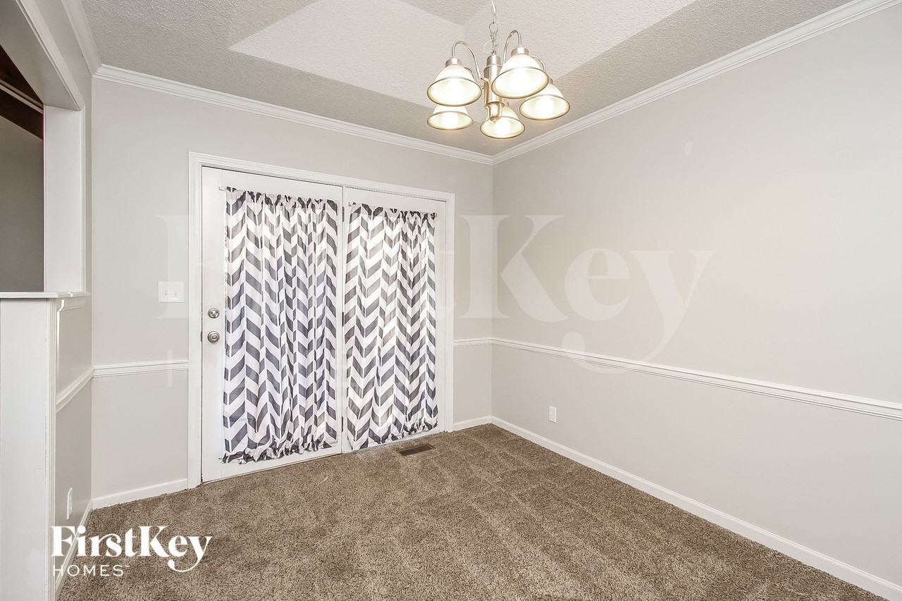 1715 Regency Dr - Photo 4 of 15