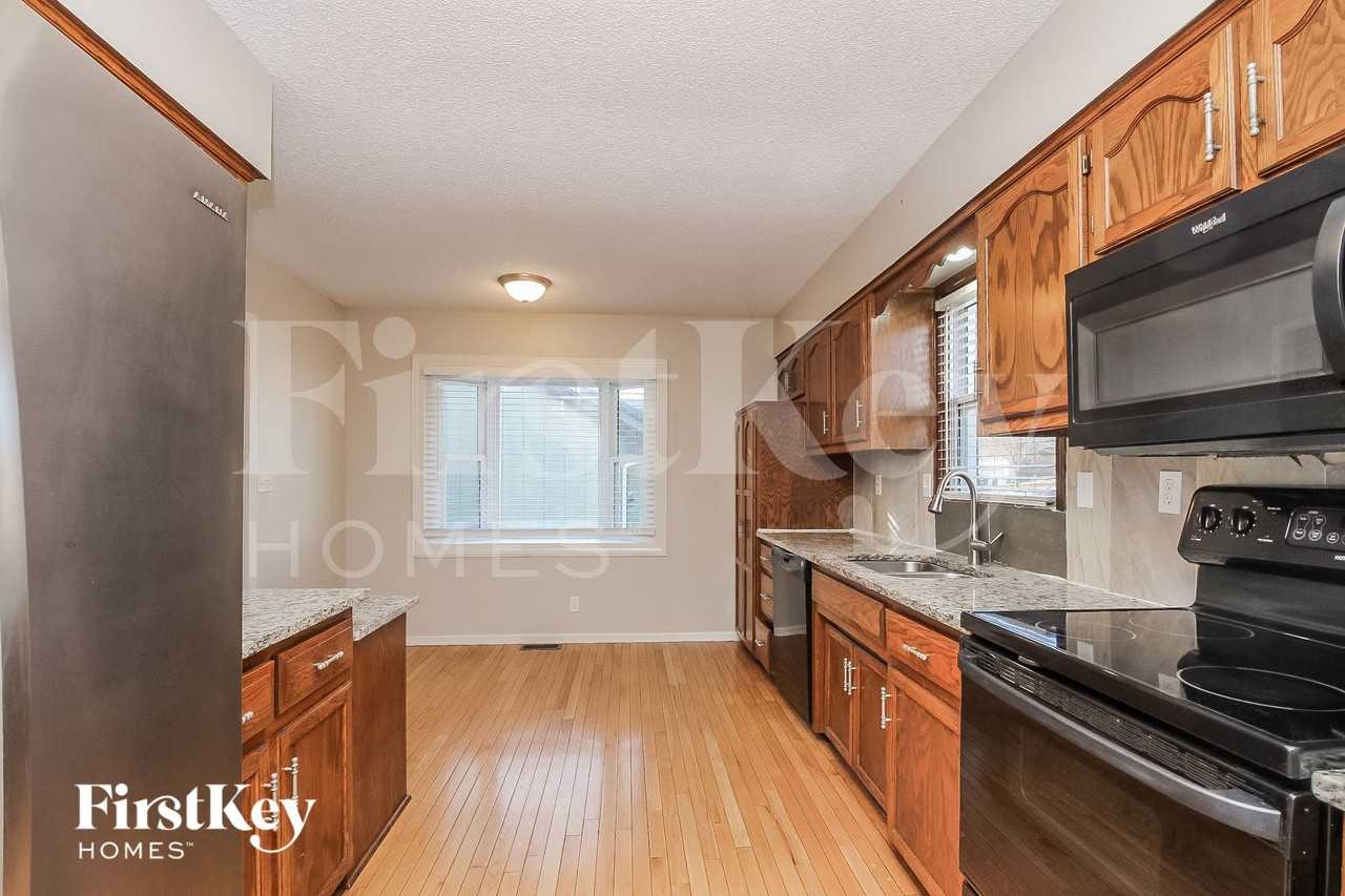 1715 Regency Dr - Photo 5 of 15