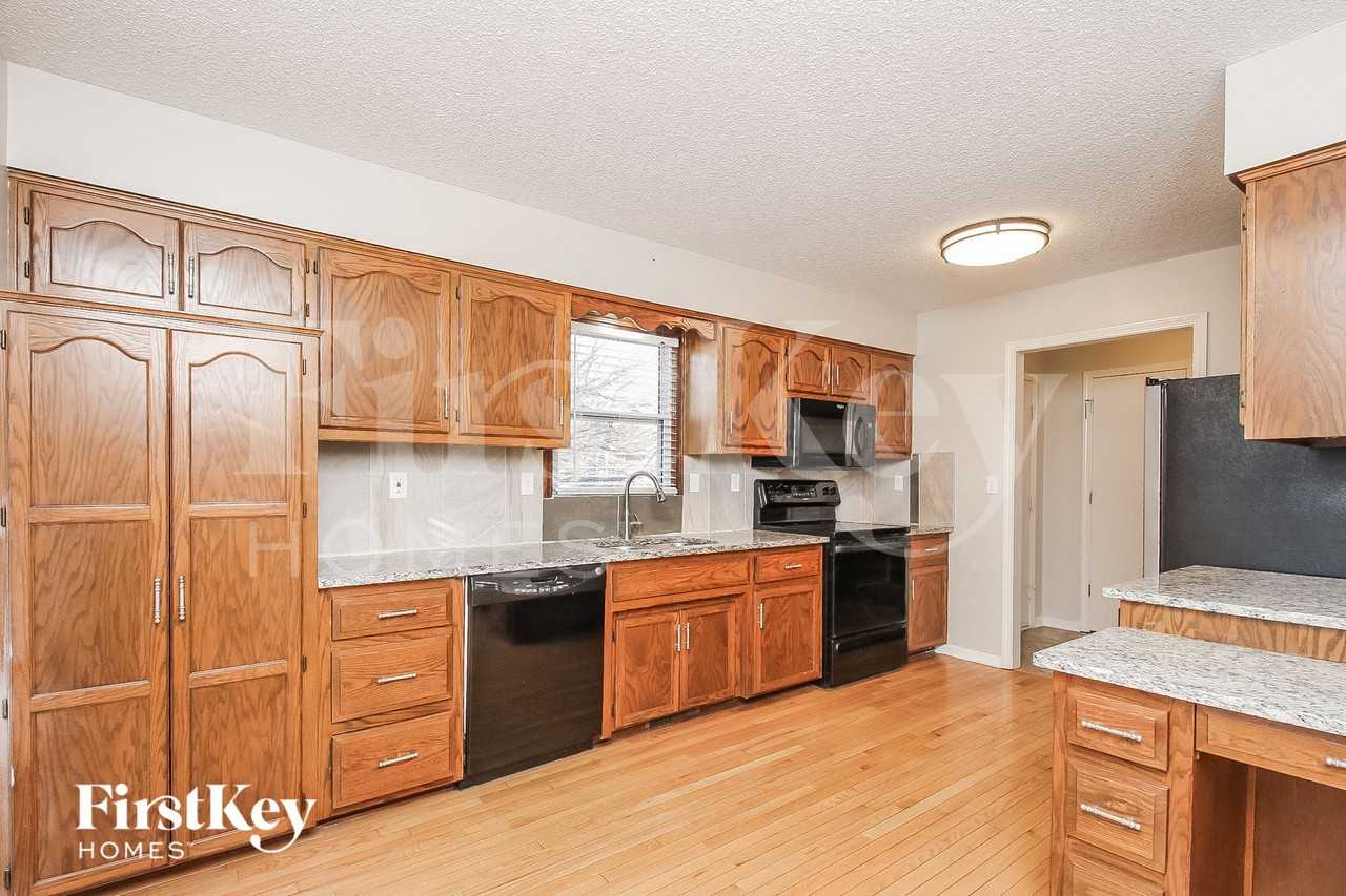 1715 Regency Dr - Photo 6 of 15