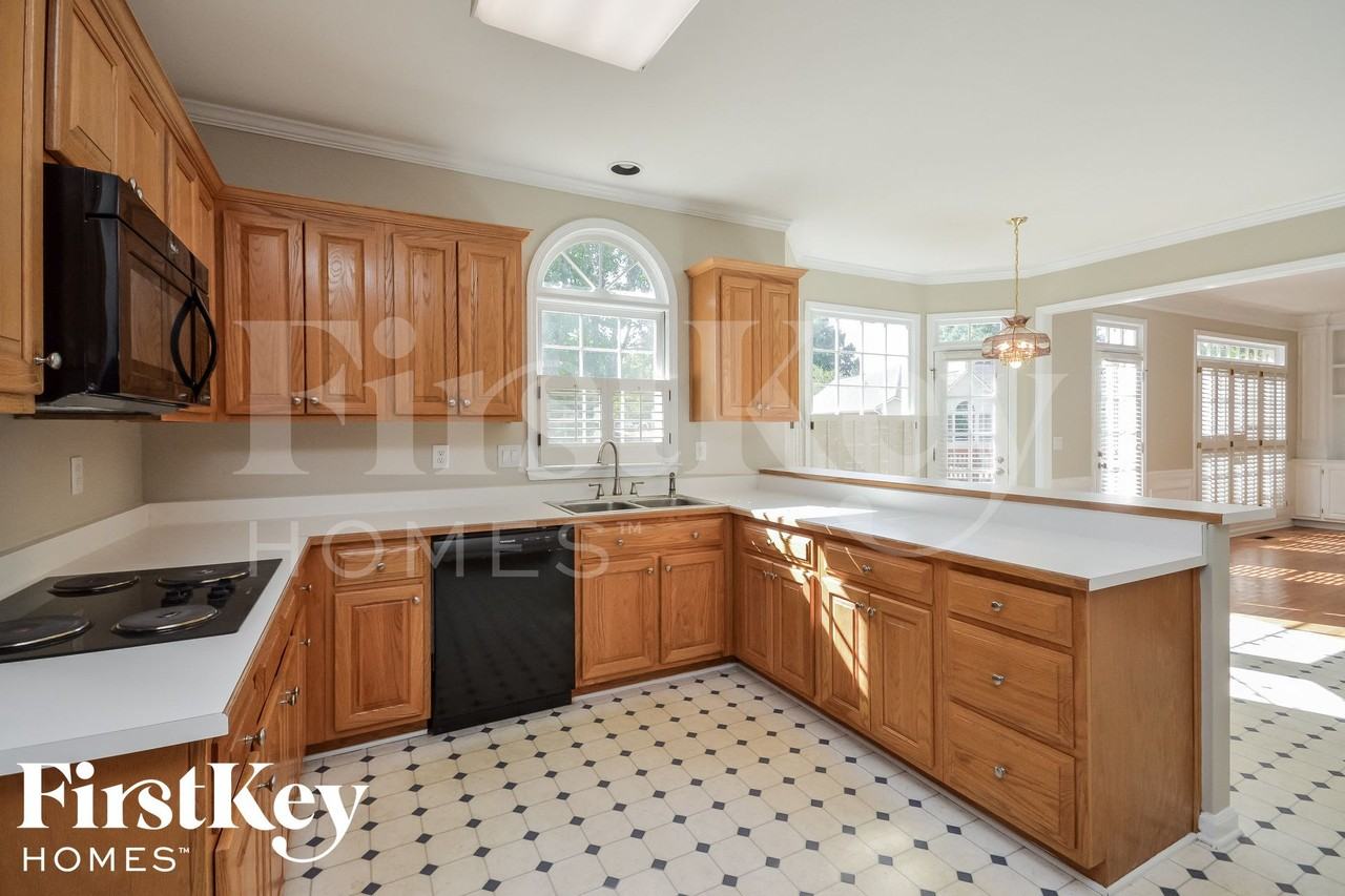 1715 Foxwood Glen Southeast - Photo 4 of 15