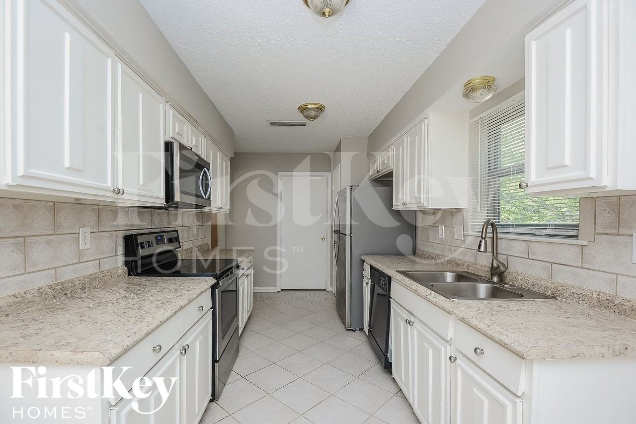 1626 Glenhill Ln - Photo 7 of 15