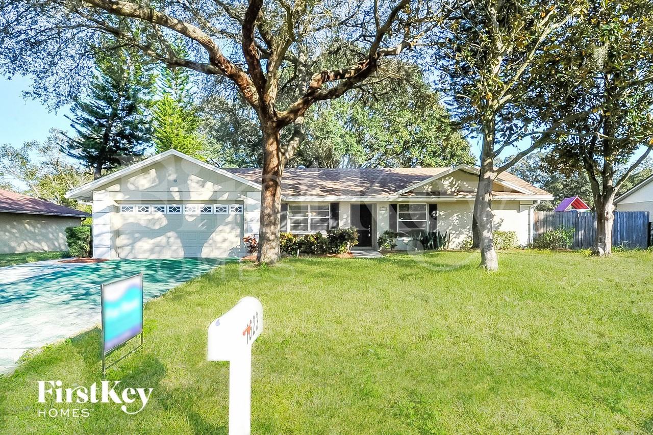 1623 Dogwood Ln - Photo 2 of 15