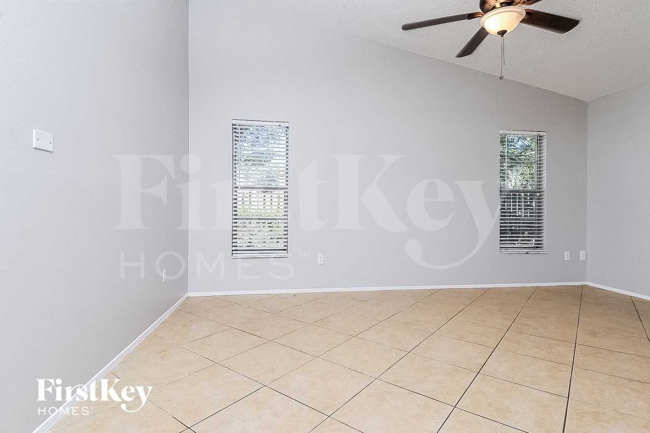 1623 Dogwood Ln - Photo 3 of 15