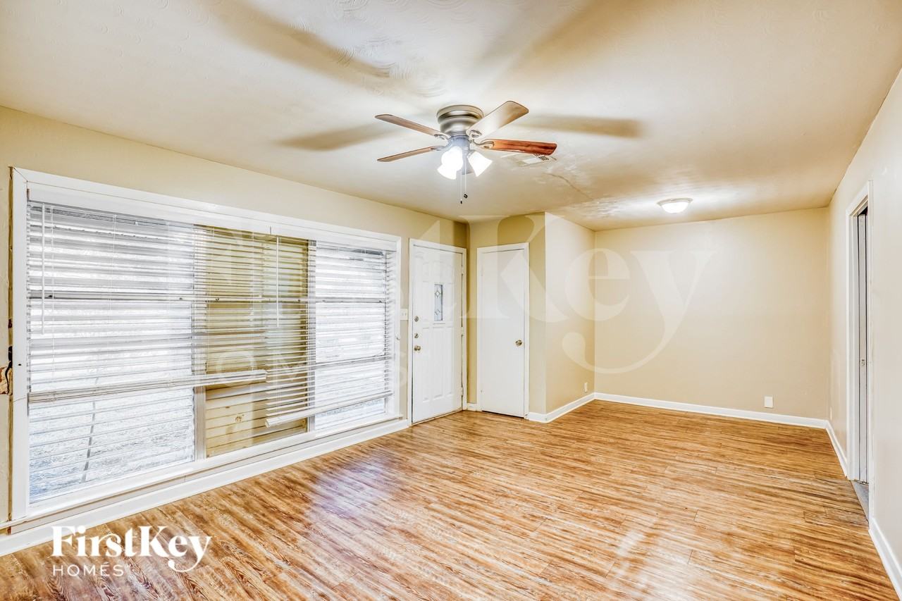 1610 13th Ave N - Photo 3 of 19