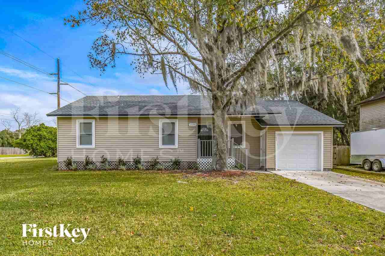 1591 Twin Oak Dr W - Photo 2 of 15