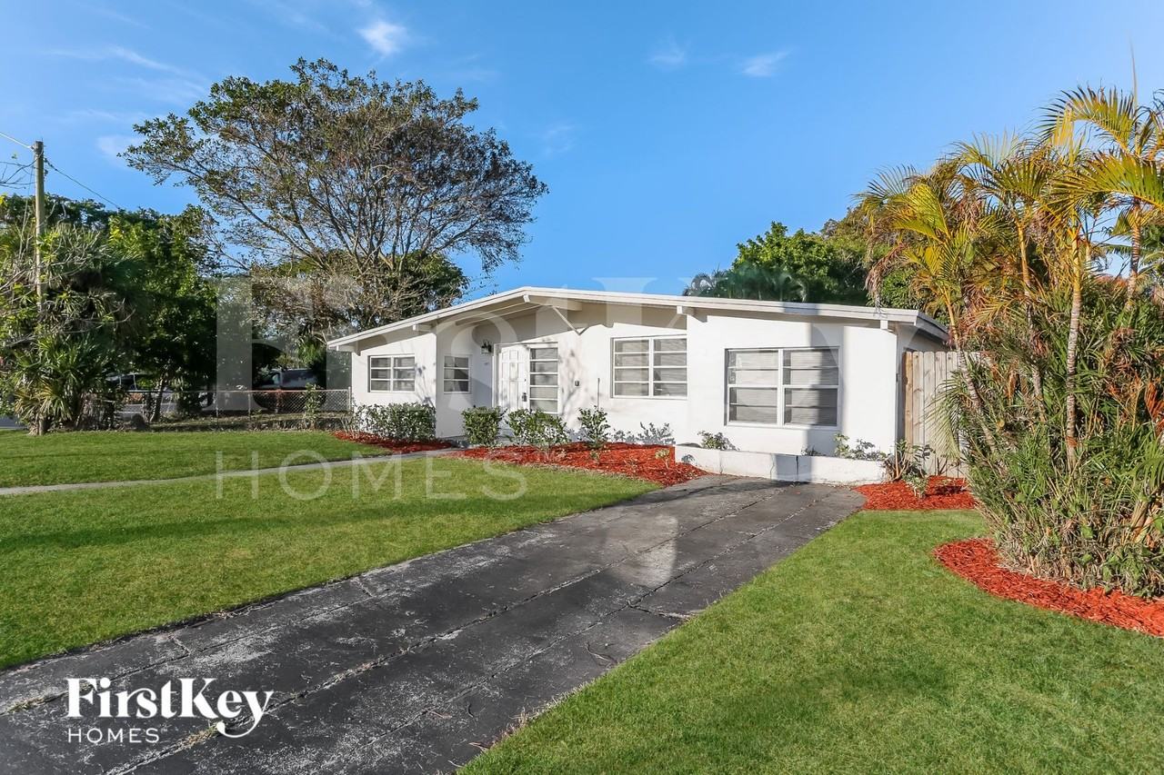 1571 Ne 44th St - Photo 2 of 15