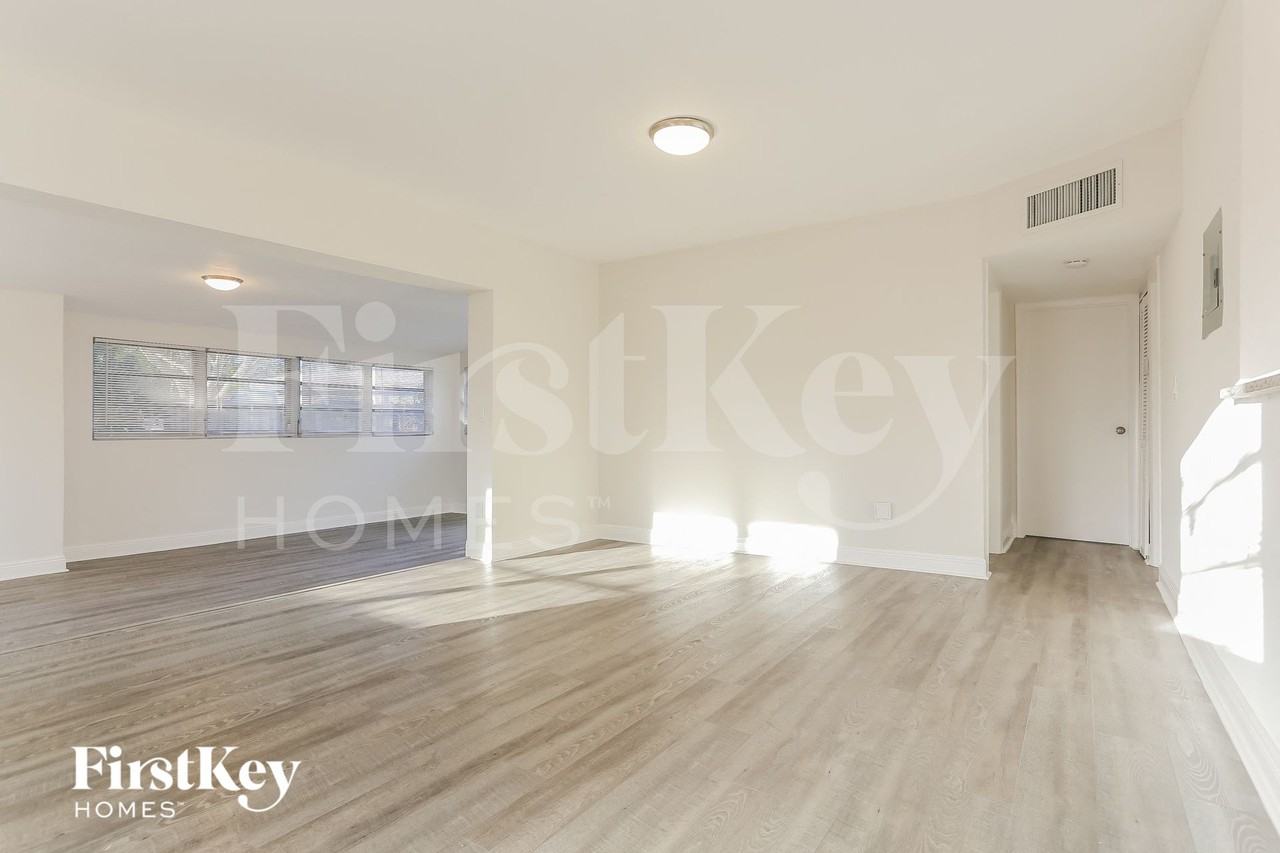 1571 Ne 44th St - Photo 4 of 15