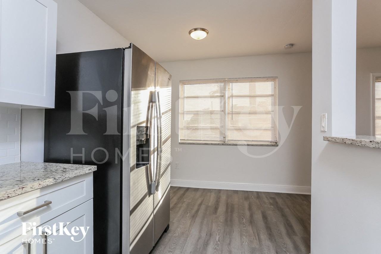 1571 Ne 44th St - Photo 7 of 15