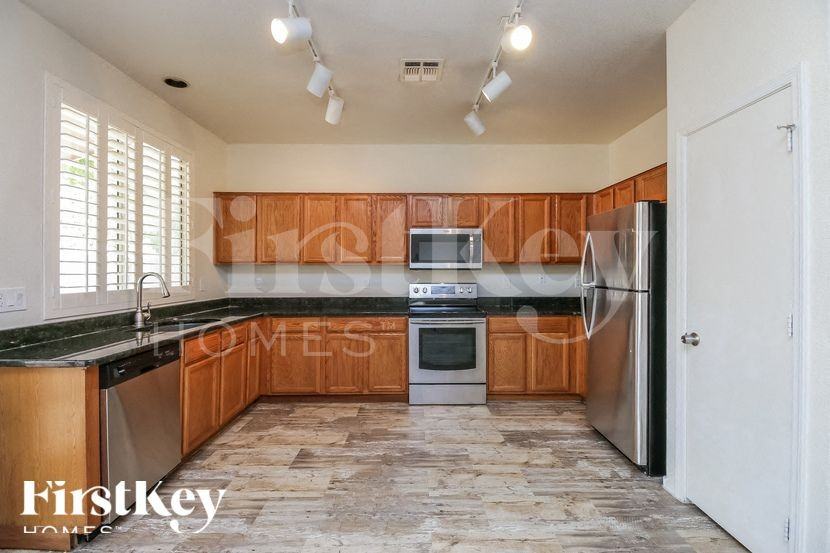 1562 E Oakland St - Photo 4 of 15