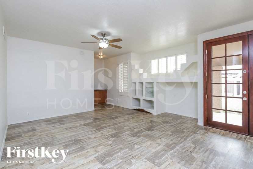 1562 E Oakland St - Photo 5 of 15