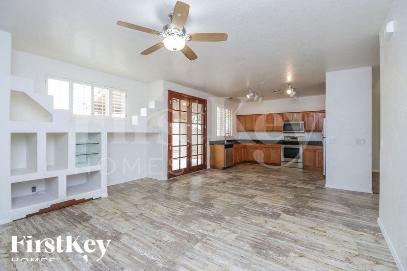 1562 E Oakland St - Photo 6 of 15