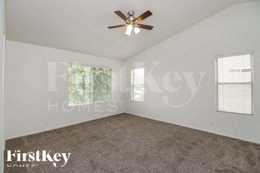 1562 E Oakland St - Photo 7 of 15