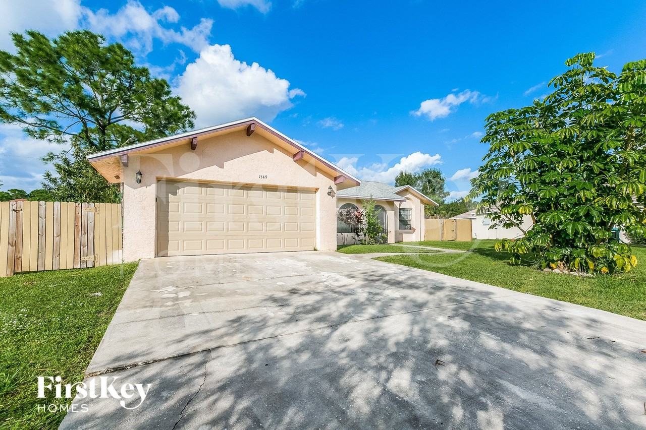 1549 Giles St Nw - Photo 2 of 15