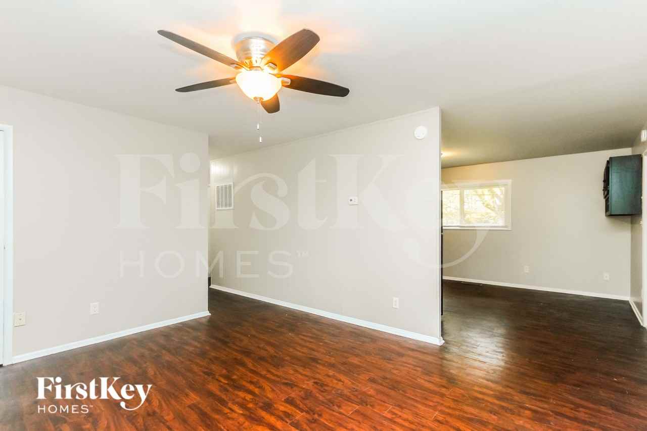 1541 Younce St - Photo 3 of 16