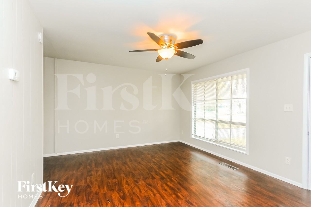 1541 Younce St - Photo 4 of 16