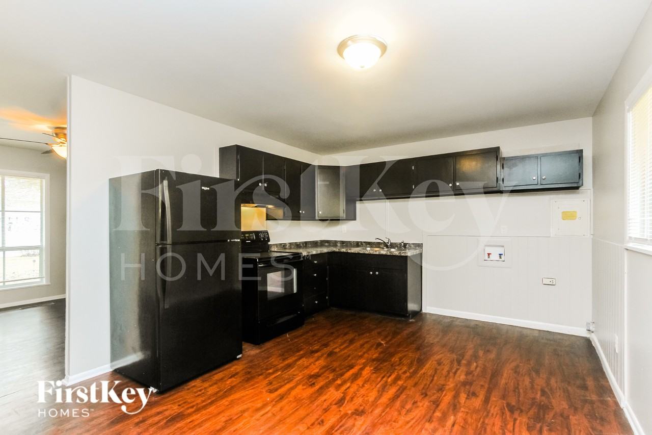 1541 Younce St - Photo 5 of 16