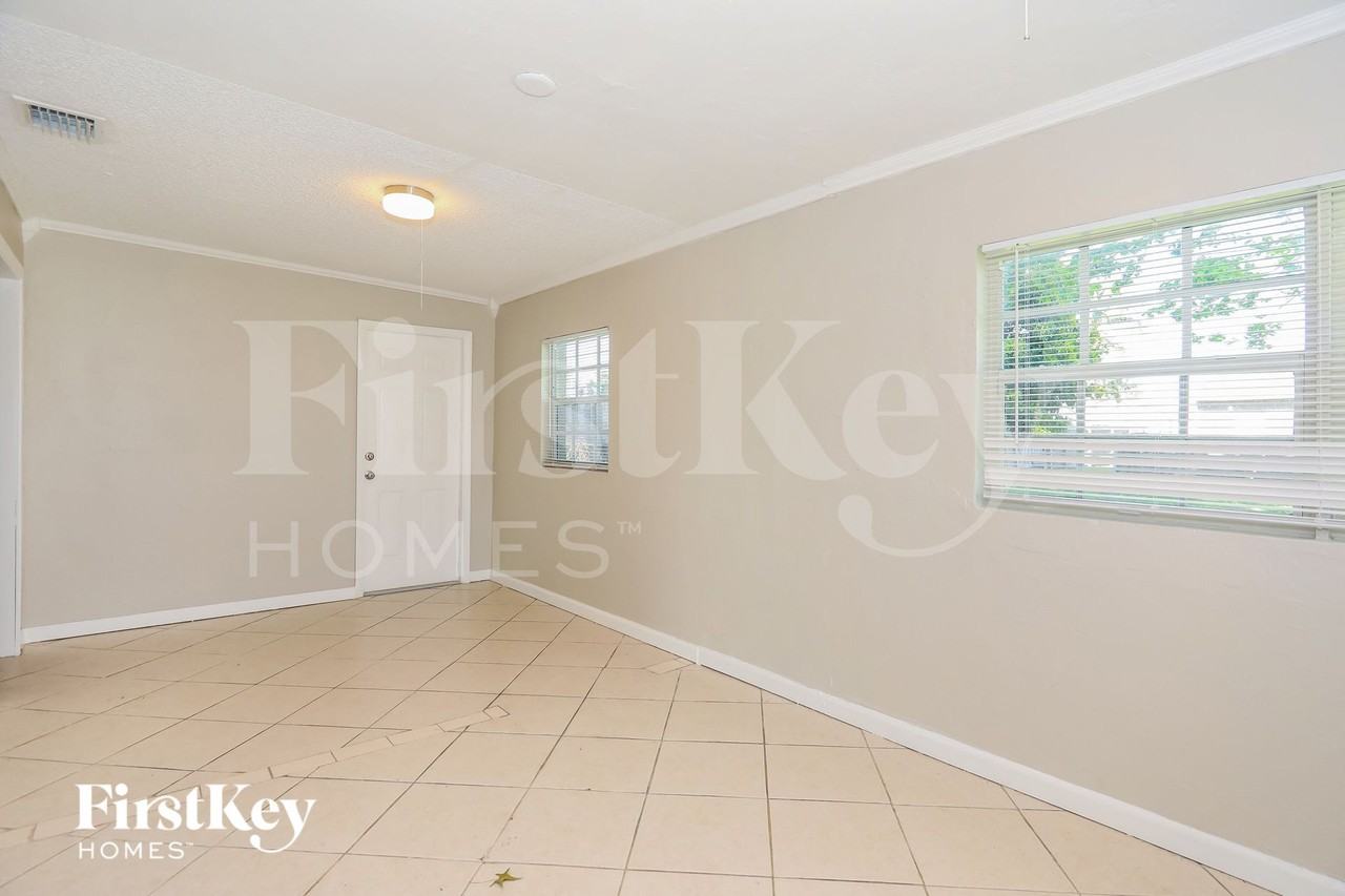 1520 Sw 68th Way - Photo 7 of 15