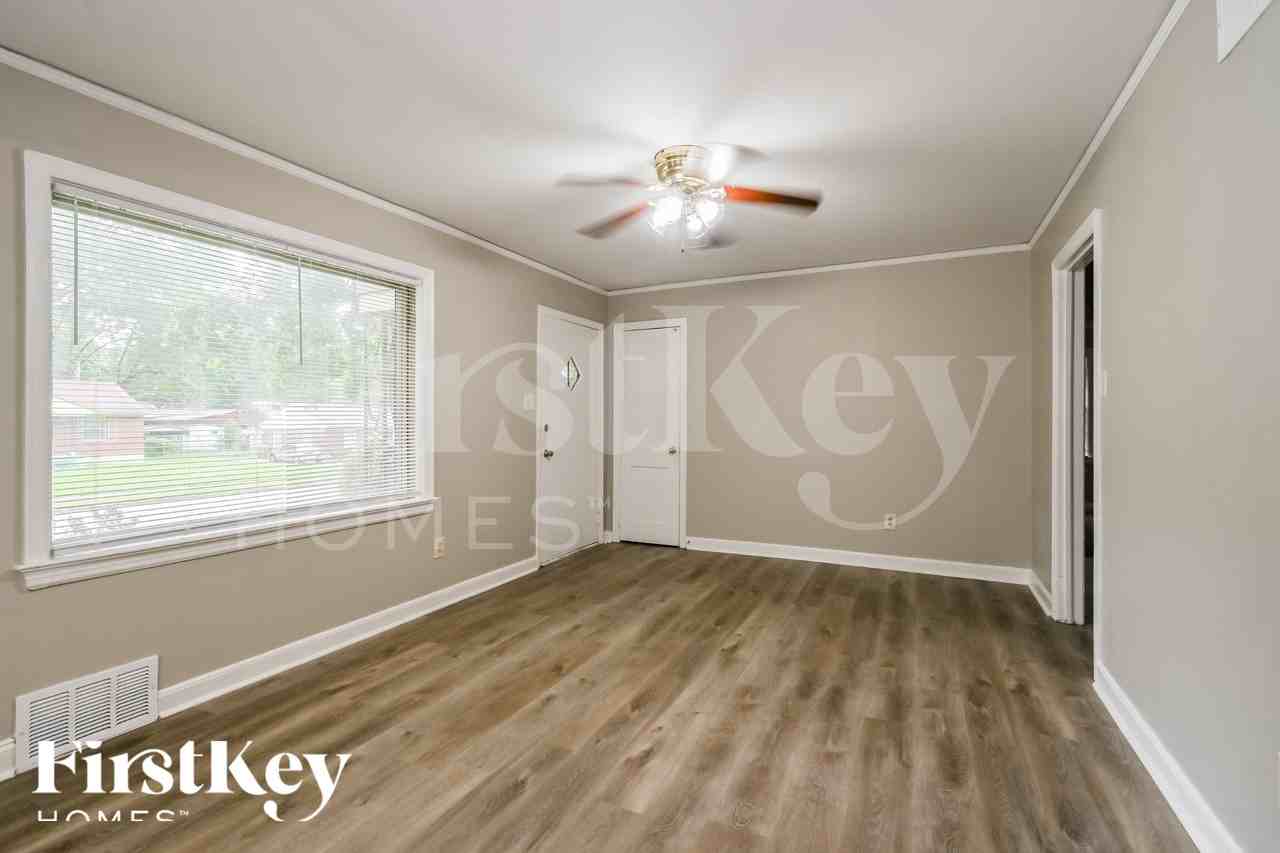 1493 Fox St - Photo 3 of 16