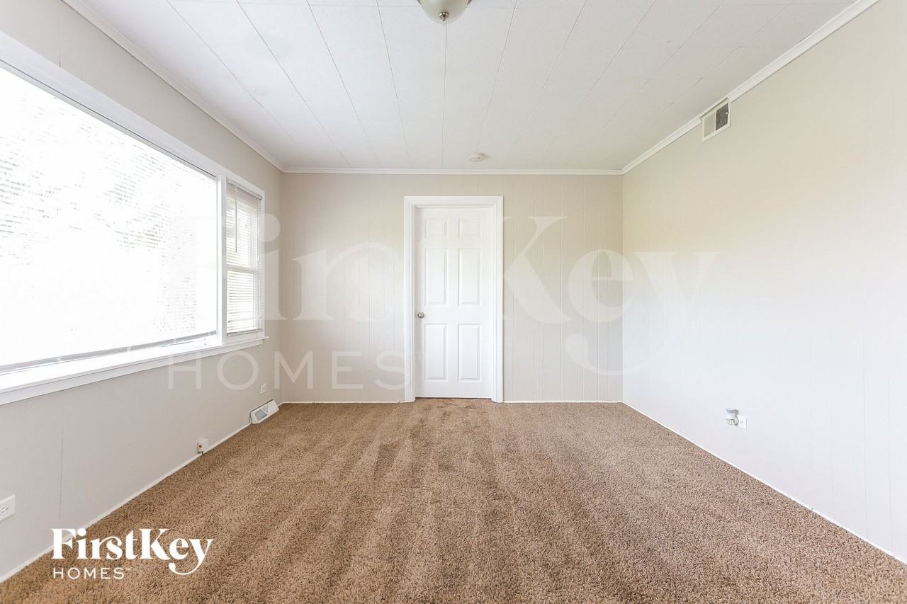 14448 Kilbourne Ave - Photo 3 of 15