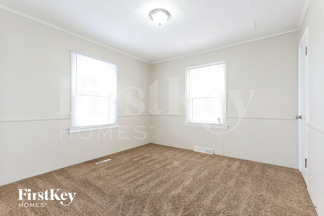 14448 Kilbourne Ave - Photo 7 of 15