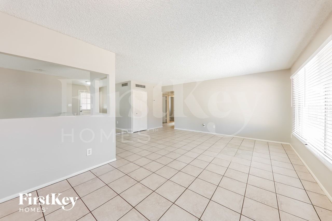 14016 N 33rd Dr - Photo 4 of 19